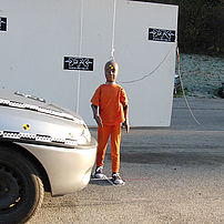 6-jähriger Kinderdummy (HII-6j) unmittelbar vor dem Anprall mit einem Kleinwagen