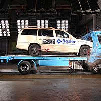 Autotransporter mit Personenwagen beim Crashtest mit 50 km/h gegen den Crashblock