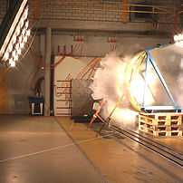 Test de fracturation d’une porte d’avion lors de l’explosion des portes à l’aide de charges explosives à cordeau détonant Test de fracturation d’une porte d’avion lors de l’explosion des portes à l’aide de charges explosives à cordeau détonant