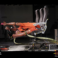 Siège d‘avion durant un test structurel sous 16 g avec déformation du plancher Siège d‘avion durant un test structurel sous 16 g avec déformation du plancher