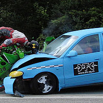 Frontalkollision eines schweren Motorrades gegen einen Personenwagen