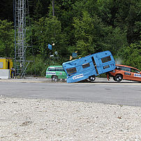 Collision par l’arrière entre une voiture particulière et un convoi caravane-remorque Collision par l’arrière entre une voiture particulière et un convoi caravane-remorque